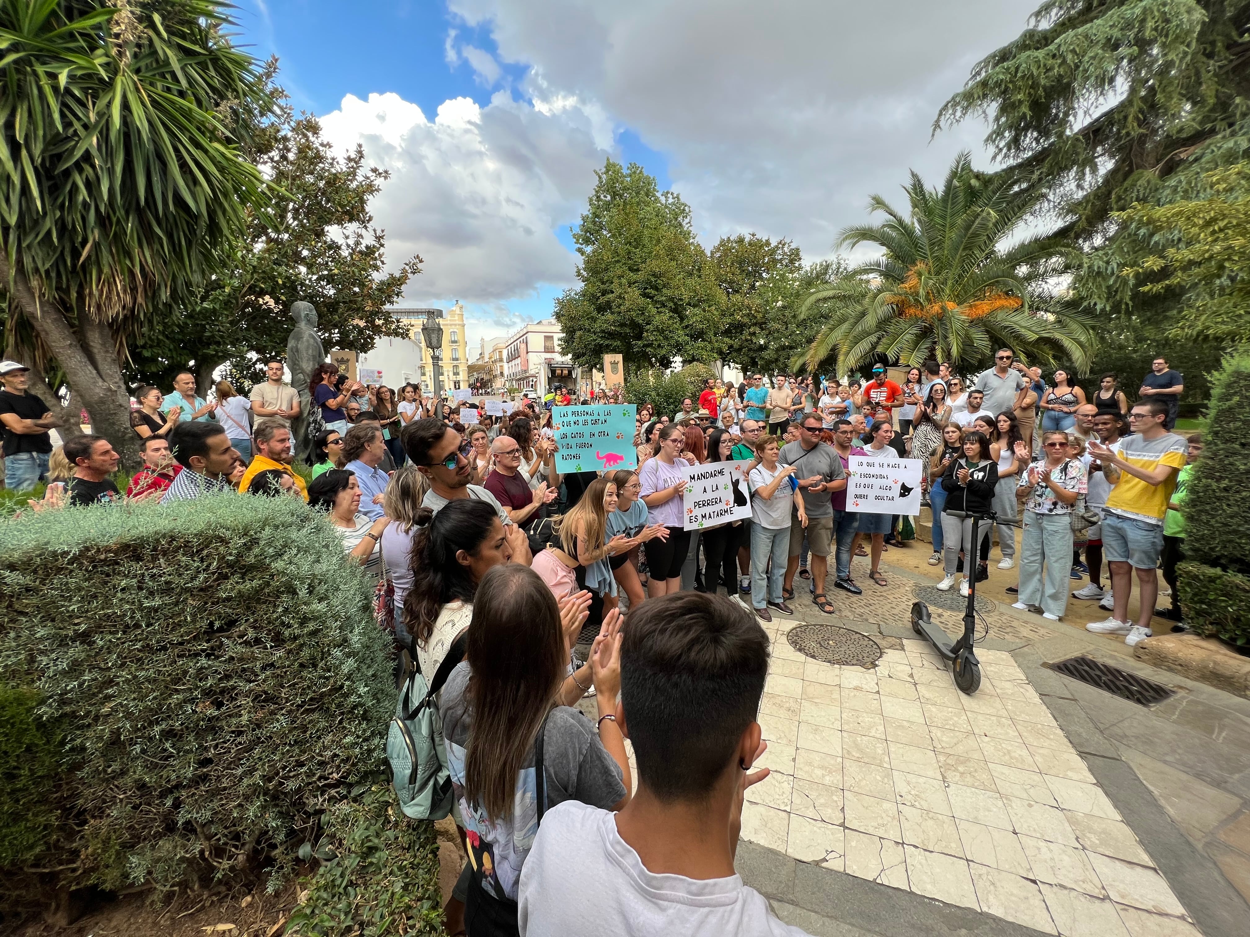 La concentración de protesta se ha llevado a cabo en el Paseo de Blas Infante donde existe una colonia felina