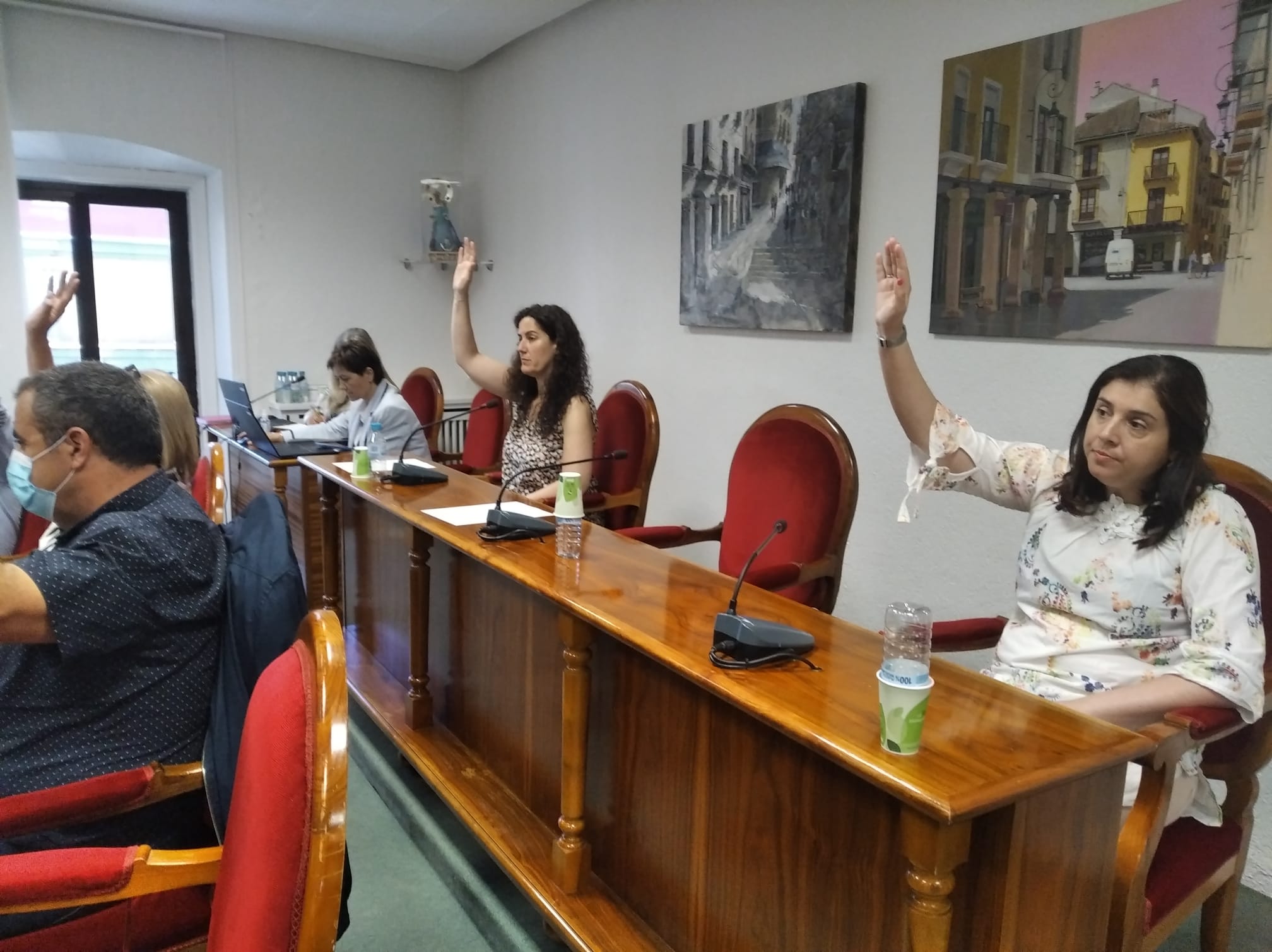 Parte de la bancada de la oposición, votando en contra de los presupuestos