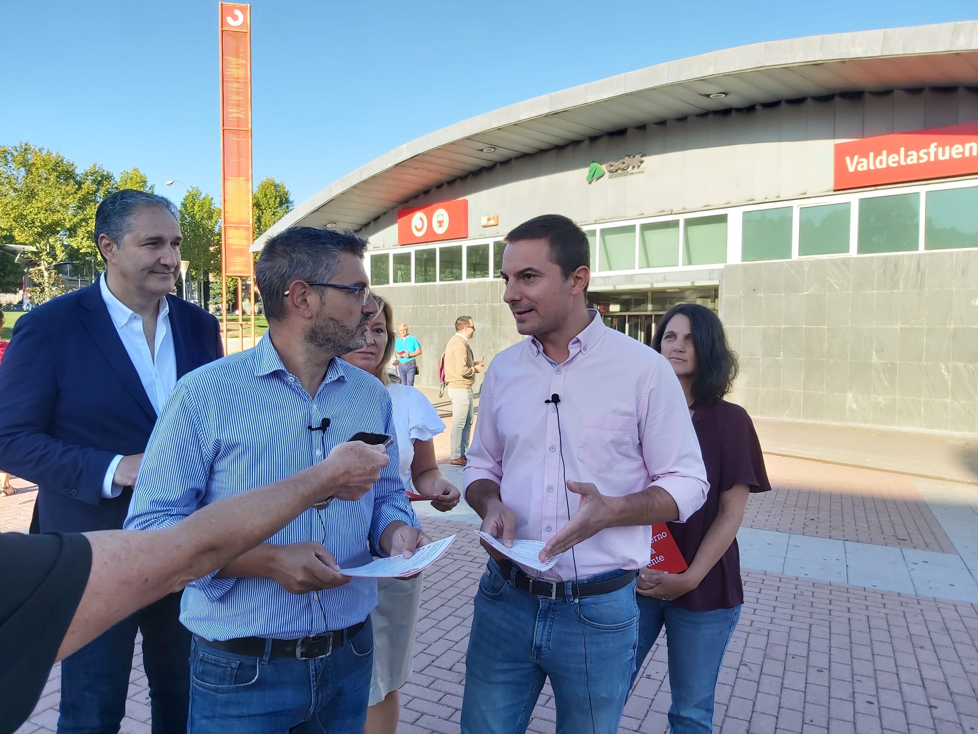 El secretario general del PSOE de Madrid, Juan Lobato a las puertas de la estación de Cercanías de Valdelasfuentes