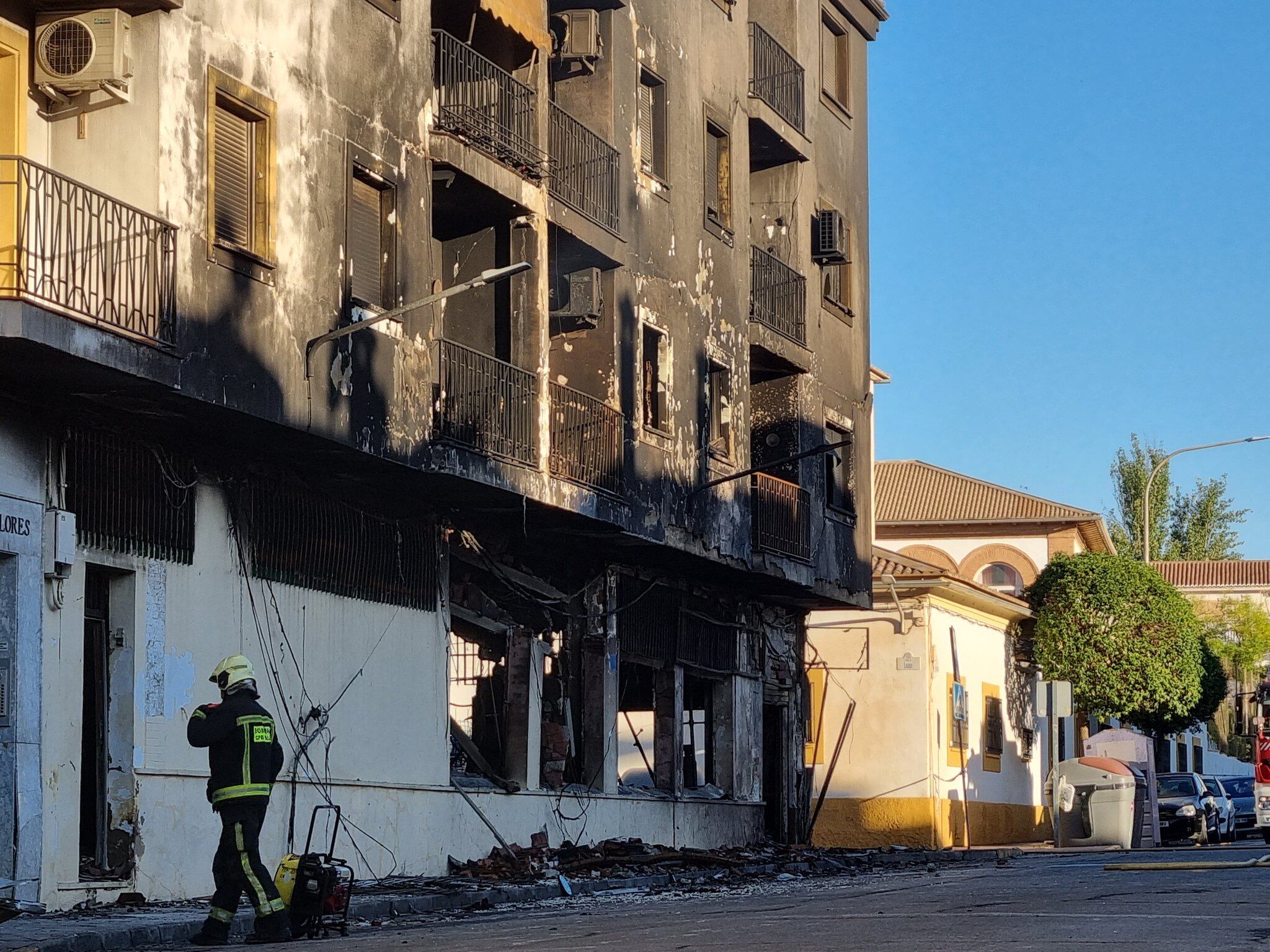 Un bombero junto al edificio que ha quedado completamente calcinado en la zona inferior