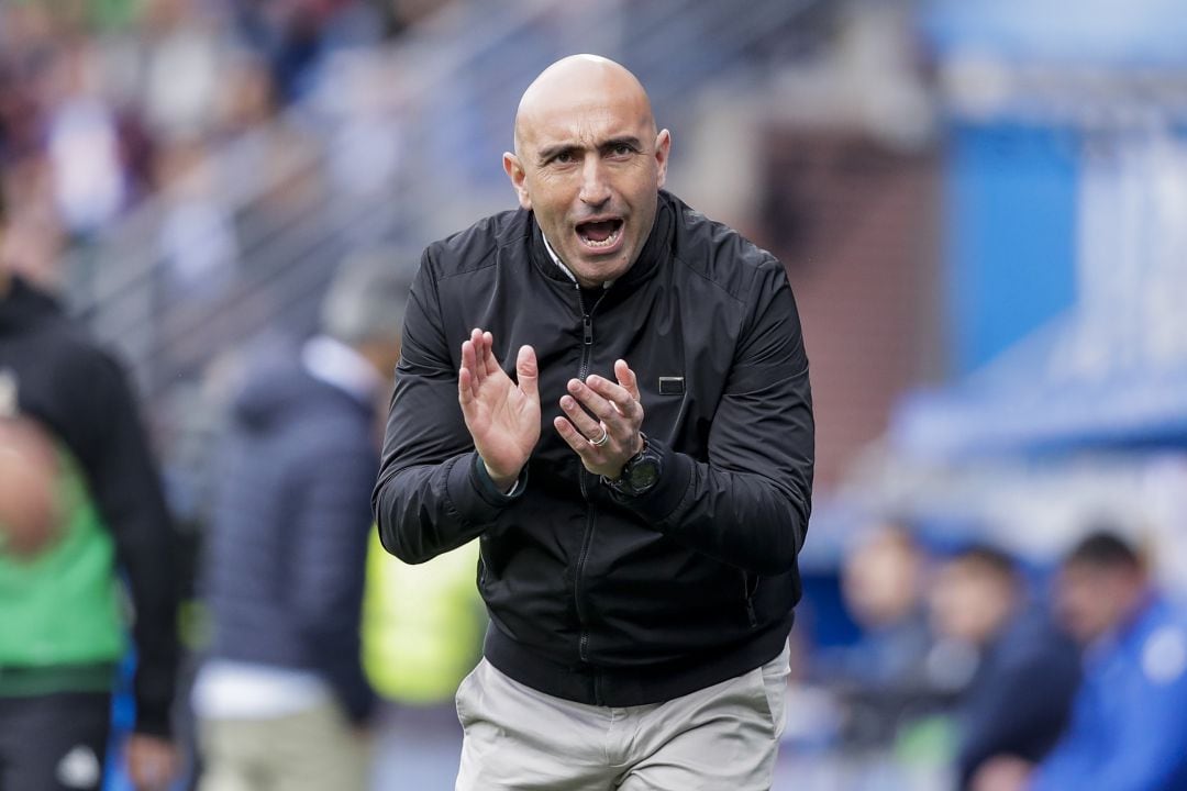 Abelardo Fernández durante su etapa como entrenador del Alavés.