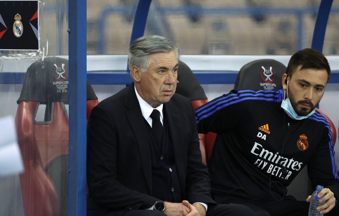 Carlo Ancelotti, con su hijo Davide, en el Barça - Real Madrid