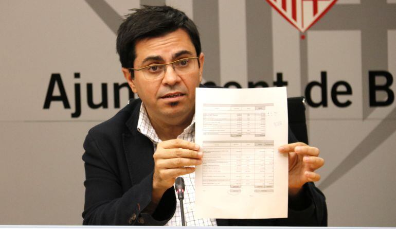 El primer tinent d'alcalde de l'Ajuntament de Barcelona, Gerardo Pisarello, mostra un paper amb el compliment dels acords subscrits amb ERC