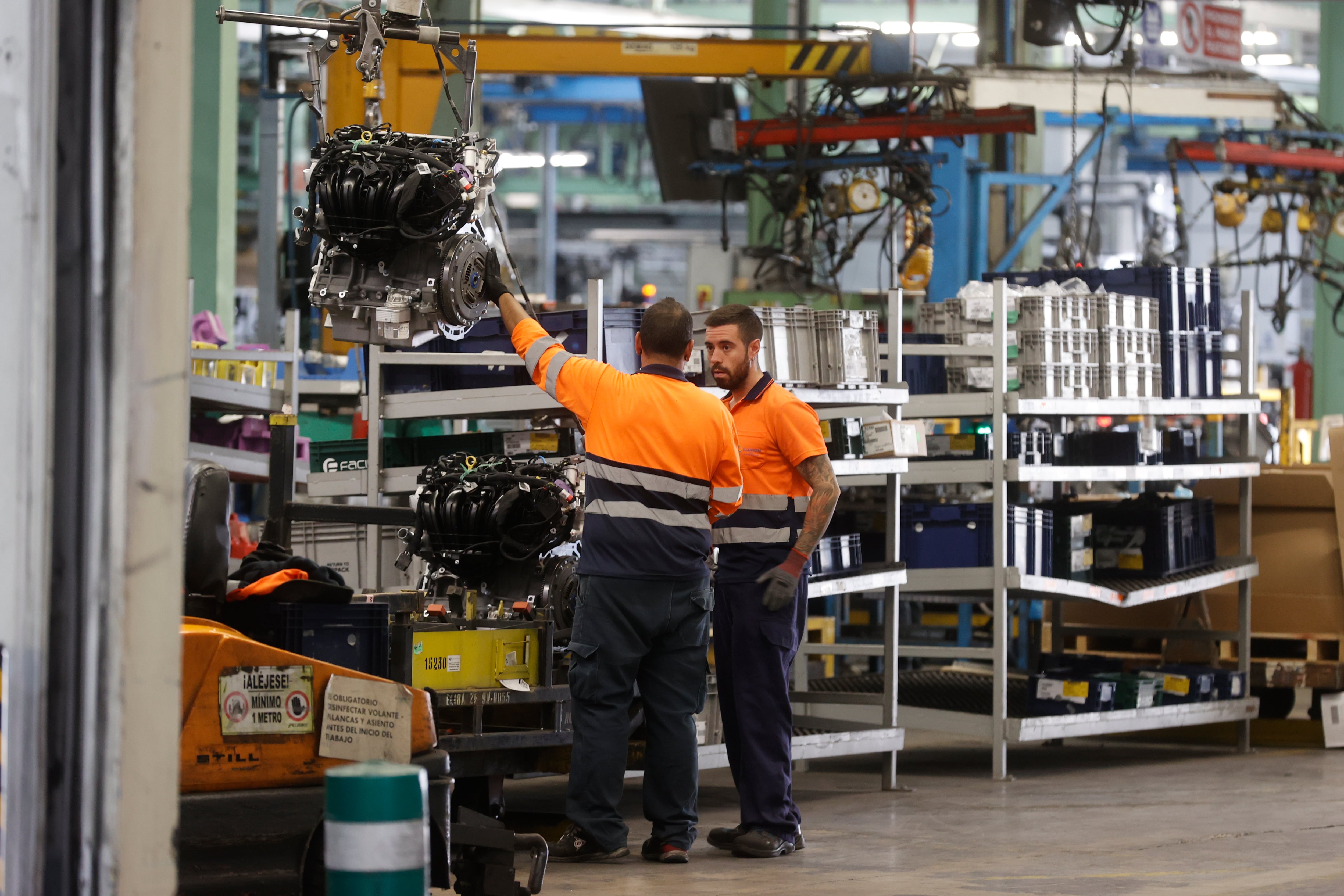 Un trabajador en la fábrica de Ford en Almussafes, Valencia