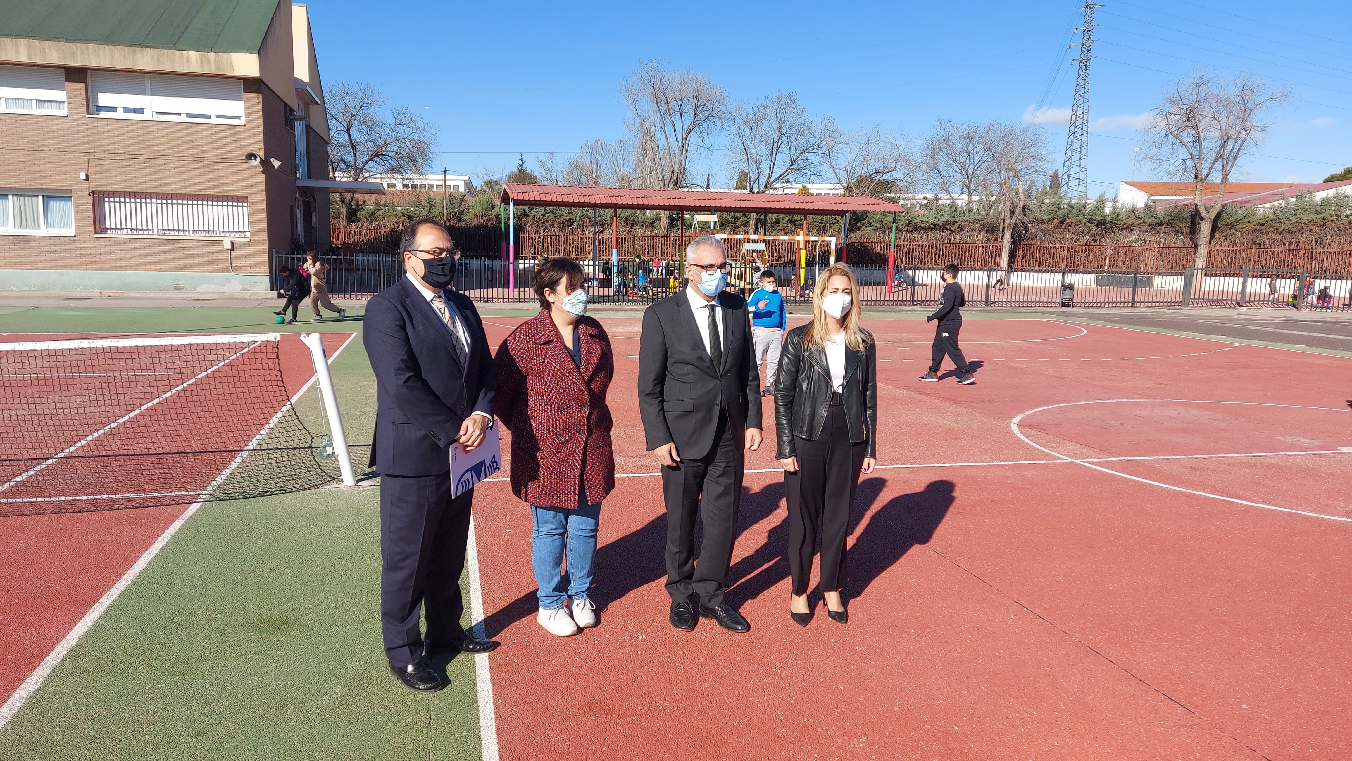 El consejero de Administración Local de la Comunidad de Madrid, Carlos Izquierdo, y el alcalde de Leganés, Santiago Llorente, en el colegio Miguel de Cervantes