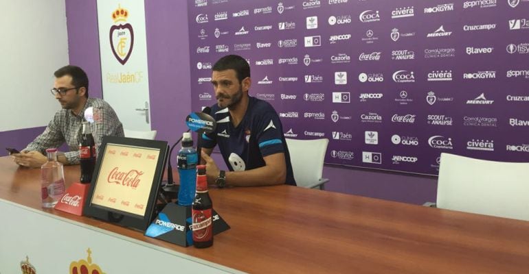 El entrenador del Real Jaén, Ramón Tejada, durante la rueda de prensa