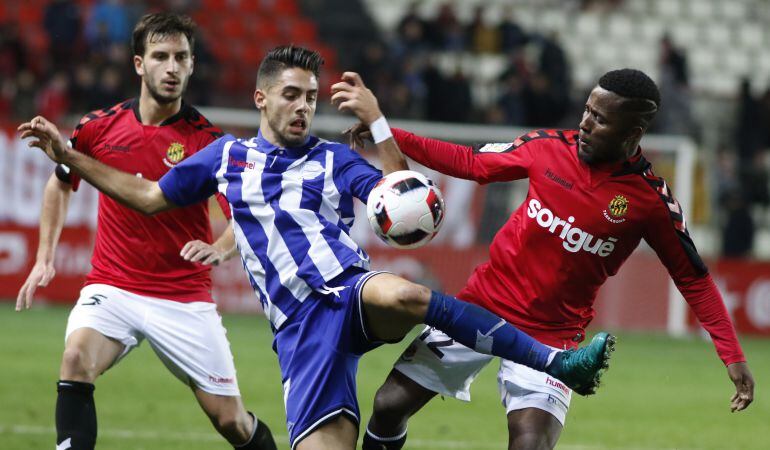 Kakabadze i Jean Luc disputen una pilota amb un jugador de l&#039;Alavés.