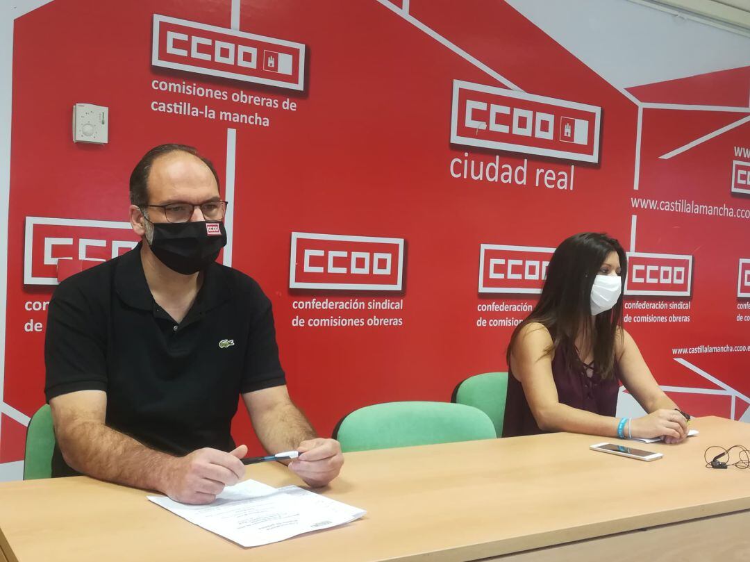 Jose Manuel Muñoz, secretario general de CCOO y Sara Macías responsable del sector de la Sanidad privada del sindicato