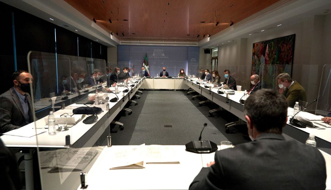 El Lehendakari, Iñigo Urkullu (c), preside la reunión del comité asesor del Plan de Protección Civil de Euskadi (LABI),  