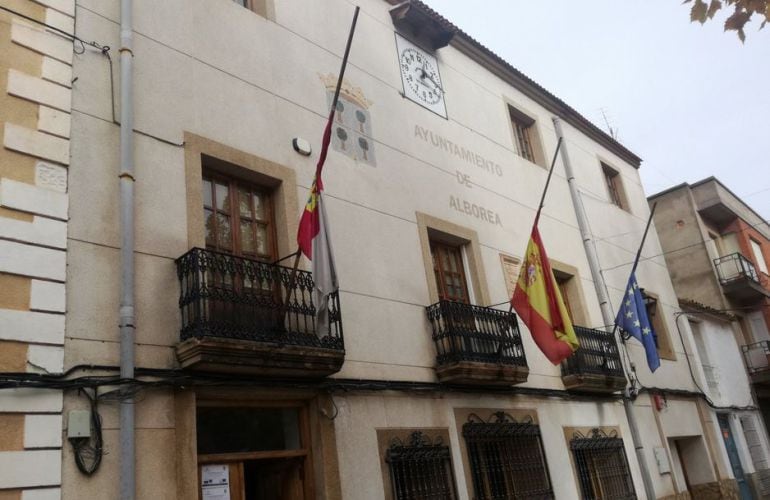 Banderas a media asta en el ayuntamiento de Alborea