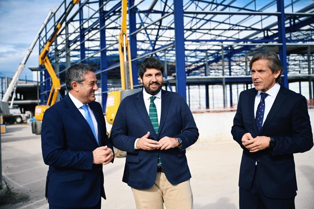 López Miras durante la visita a la nueva planta de Hero