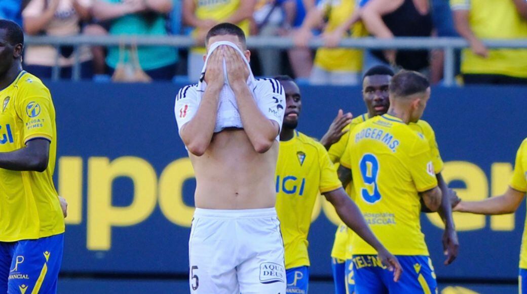 Derrota ante el Cádiz por 2-1 en un partido con polémica y la expulsión de Alberto González y de Higinio Marín. Imagen del Albacete Balompié.