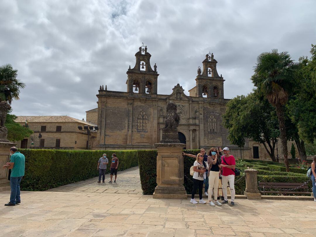 Turistas en la Plaza Vázquez de Molina