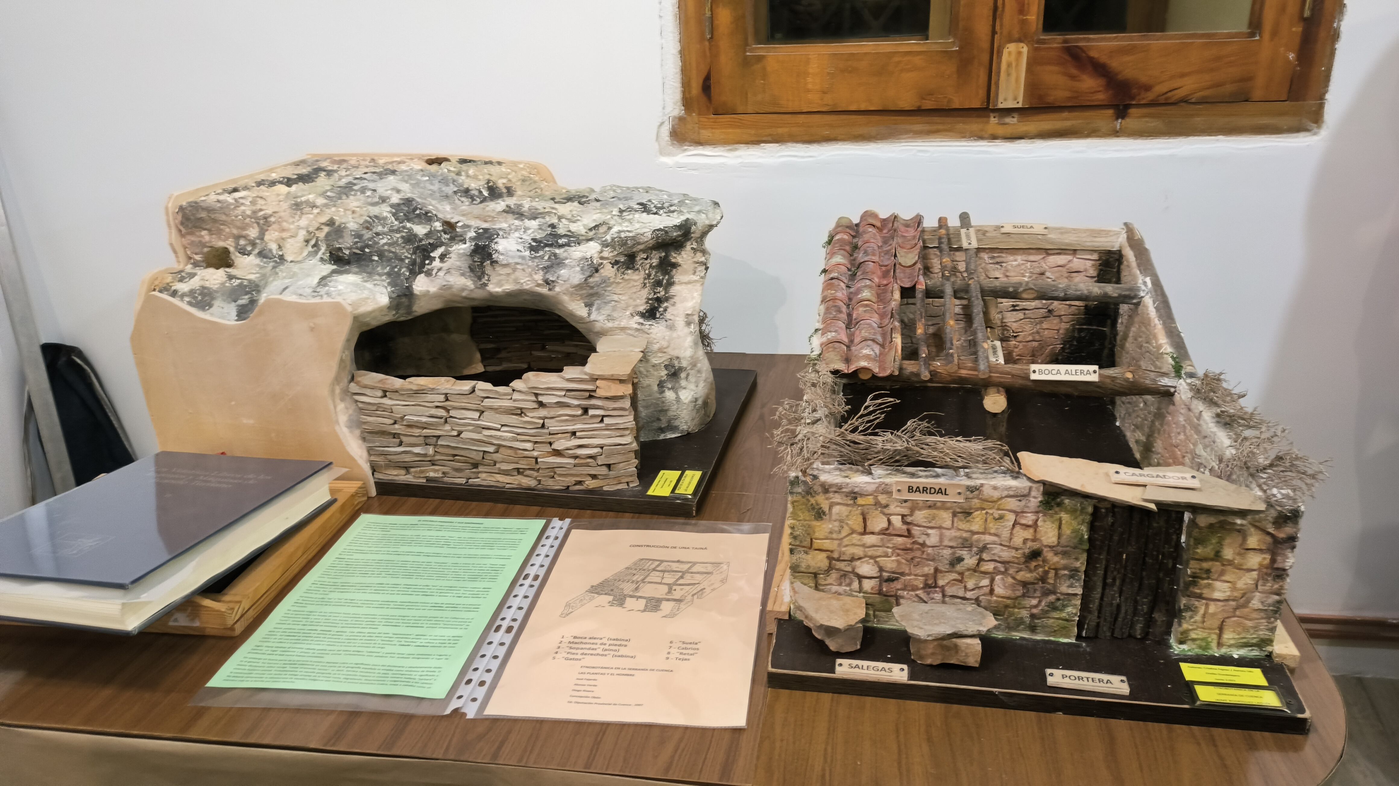 Maqueta de una paridera y del pozo de la Tía Cirila de Las Majadas creadas por Emilio Guadalajara que se pueden ver en la exposición.