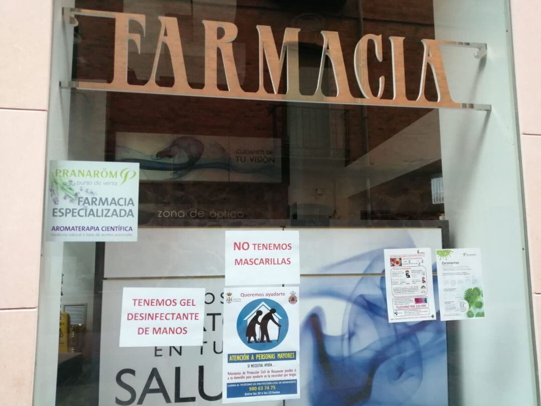 Escaparate de una farmacia de Benavente