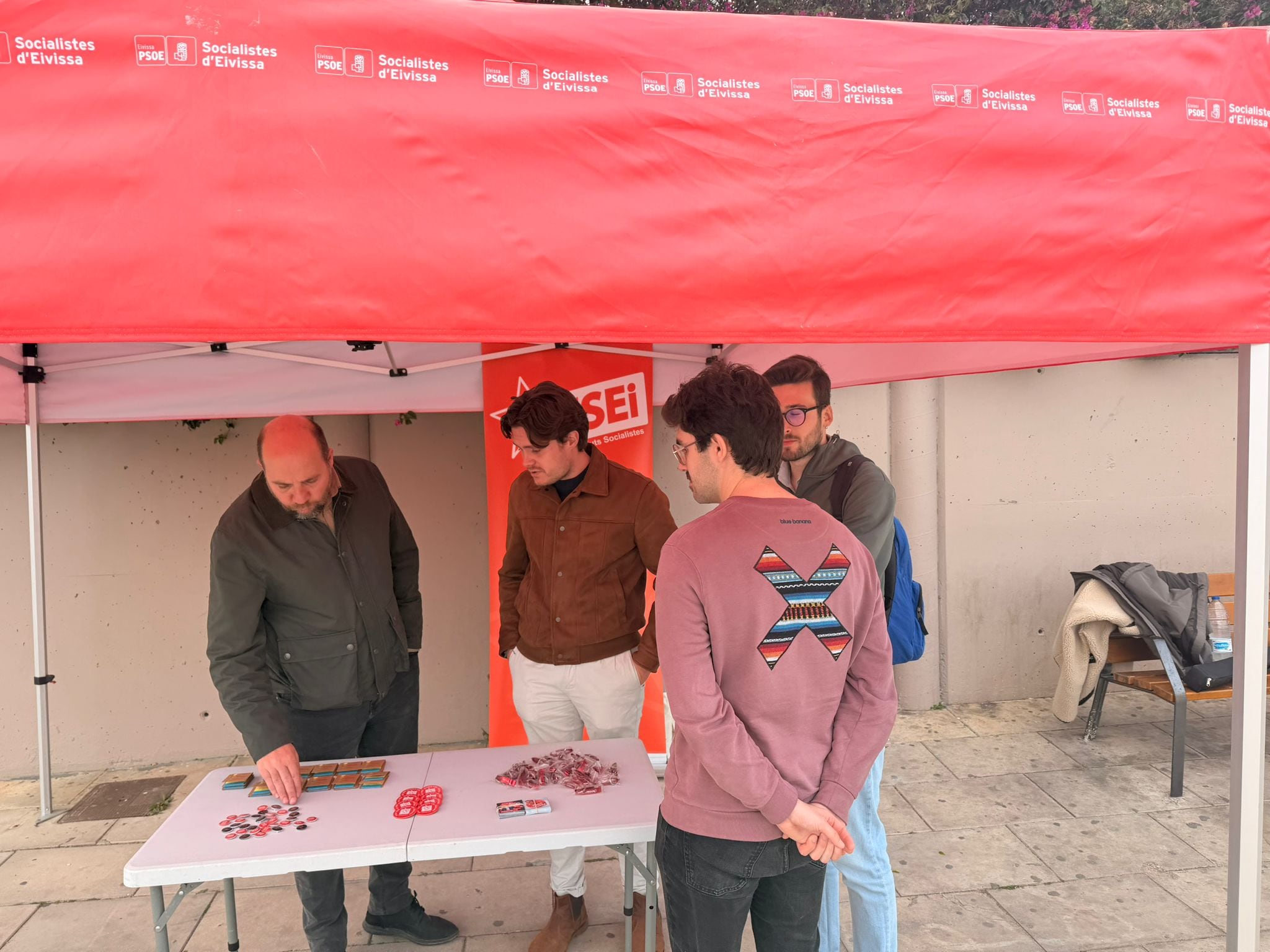 La mesa informativa de las Juventudes Socialistas de Ibiza