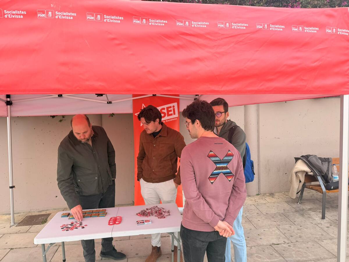 Las Juventudes Socialistas de Ibiza llevan a la calle su "no a la guerra"