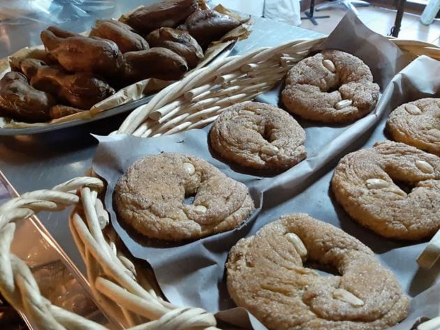 Tortas de almendra y boniatos asados, en la venta Mesa Jardín