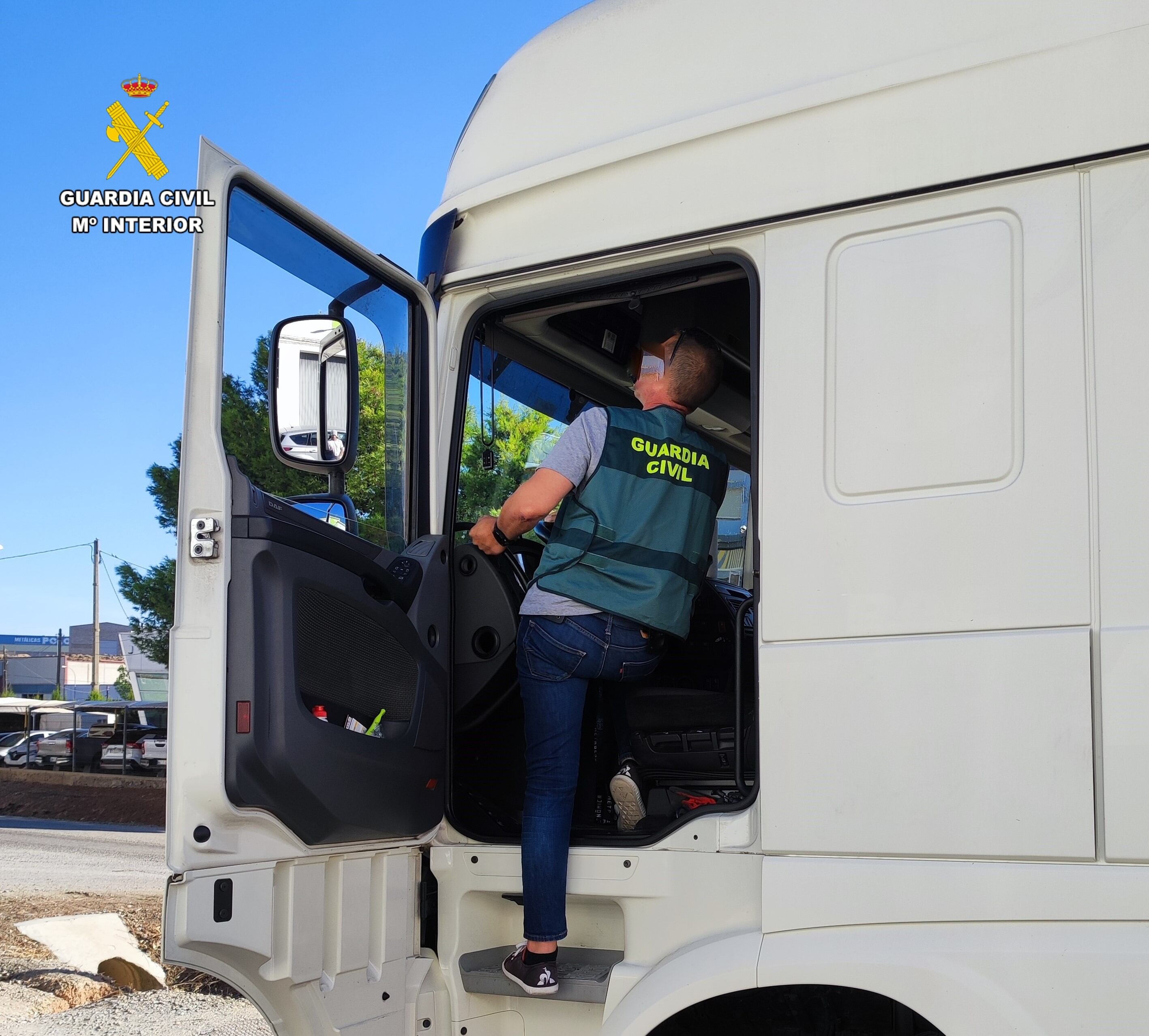Momento del registro de la Guardia Civil