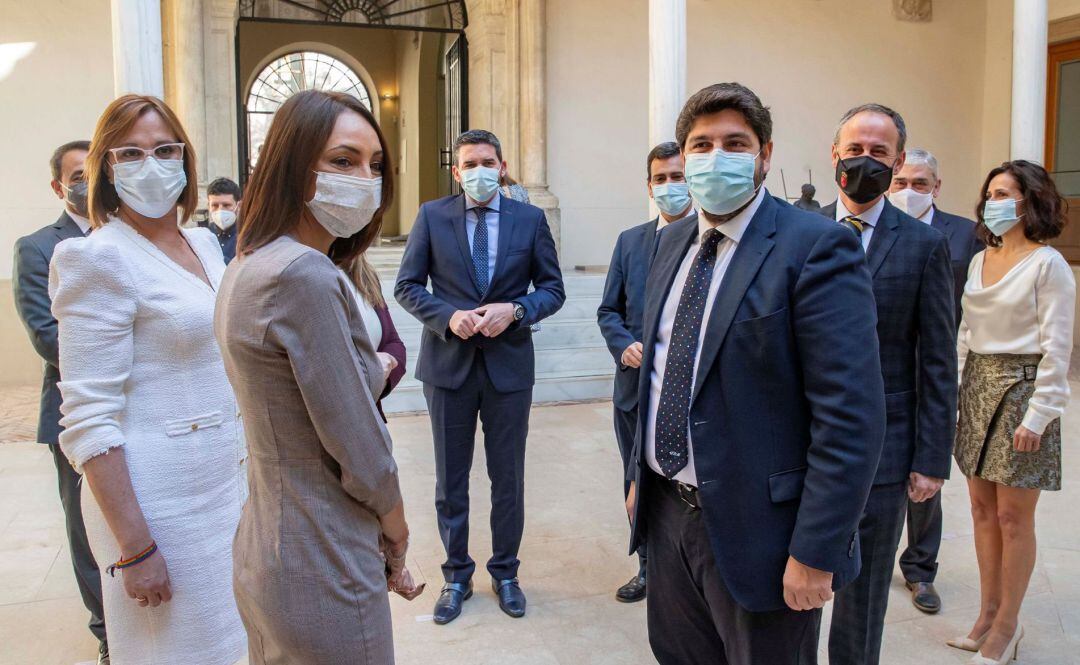 El presidente de Murcia Fernando López Miras (4d), este sábado, tras la toma de posesión de los nuevos consejeros de Ciudadanos Valle Miguélez (3i), Francisco Álvarez (2d) y Antonio Sánchez (i) en el Palacio de San Esteban, sede del gobierno de Murcia