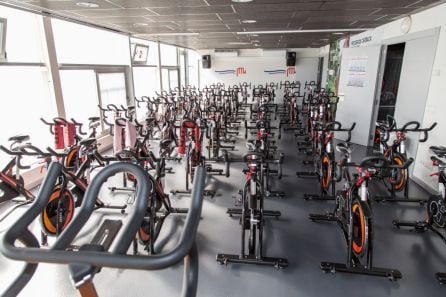 Aula de spinning en el Patronato de Puertollano, con una distancia entre bicis incompatible con los nuevos estándares sociosanitarios