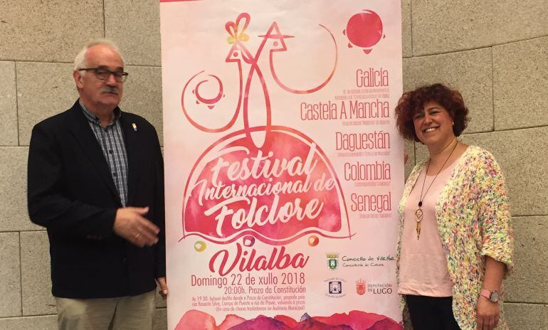 Eduardo Vidal y Consuelo Grandío posan con el cartel del Festival