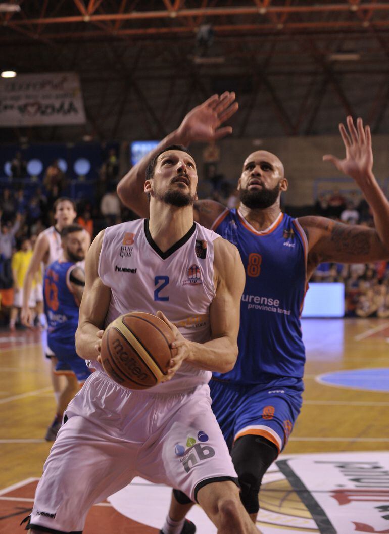 Una de muchas acciones, del Burgos en la canasta del Club Ourense Baloncesto