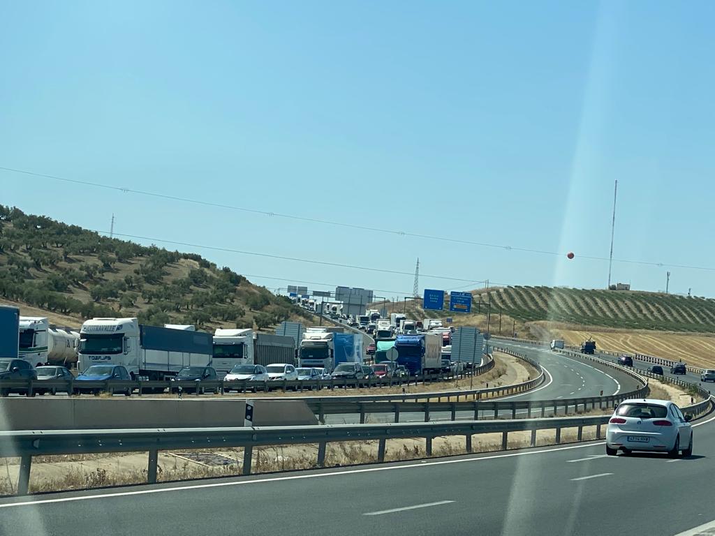 Retención causada por el accidente en la A-4 a la altura de Córdoba