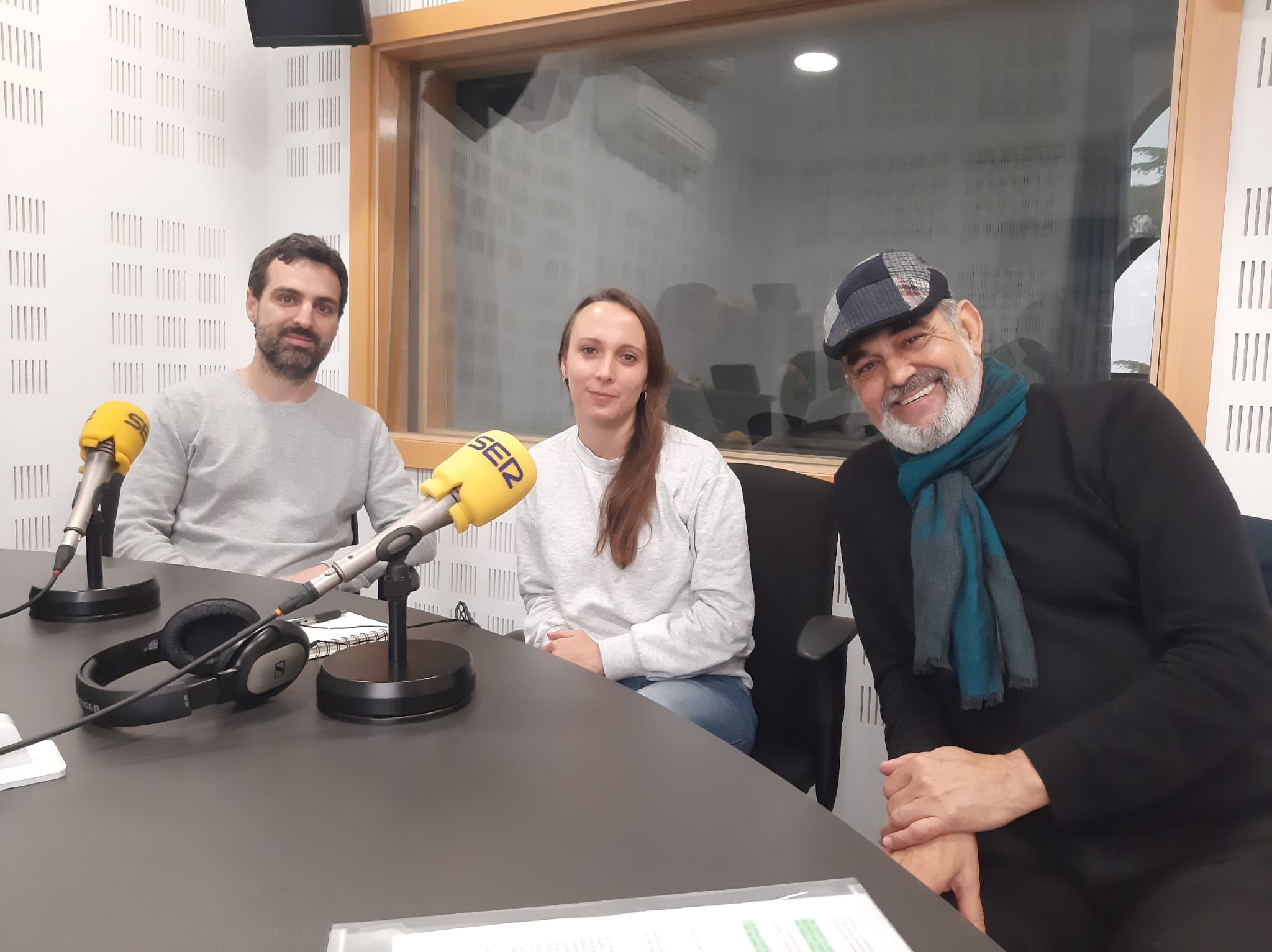 De izquierda a derecha, Jonás Espinosa (asociación Libélula), Blanca Llopis (proyecto &#039;A pie de calle&#039;) y Luis Lozano, director del taller de teatro