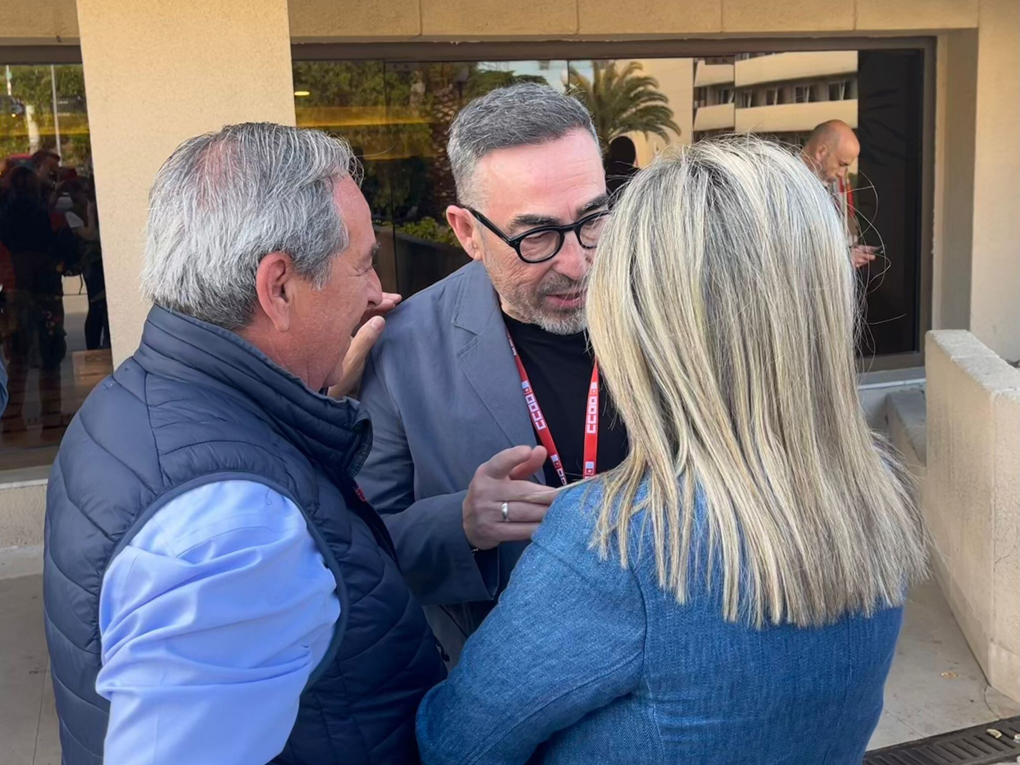 Ángel Nicolás, Paco de la Rosa y Milagros Tolón se saludan antes del Congreso Regional de CCOO CLM