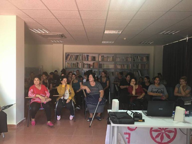 Mujeres gitanas en el taller impartido en Plasencia