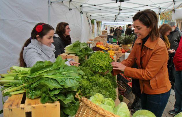 La alcaldesa, Isabel Ambrosio, en el Ecomercado