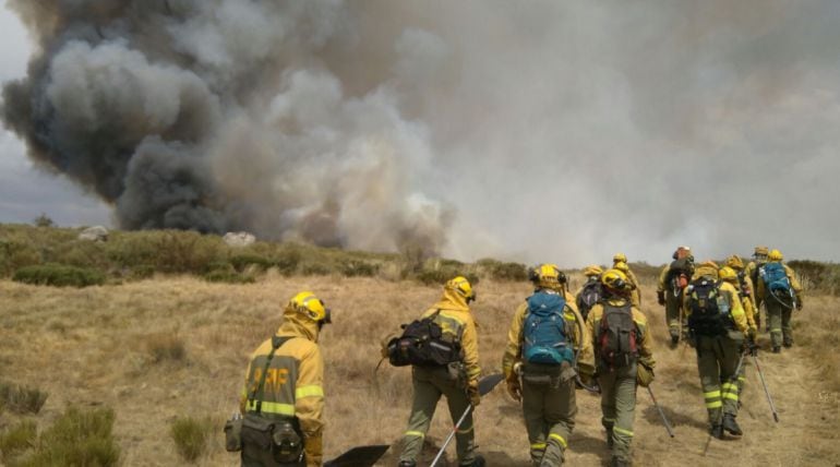 Trabajadores de la BRIF en la extinción de un incendio en el Puerto de Menga