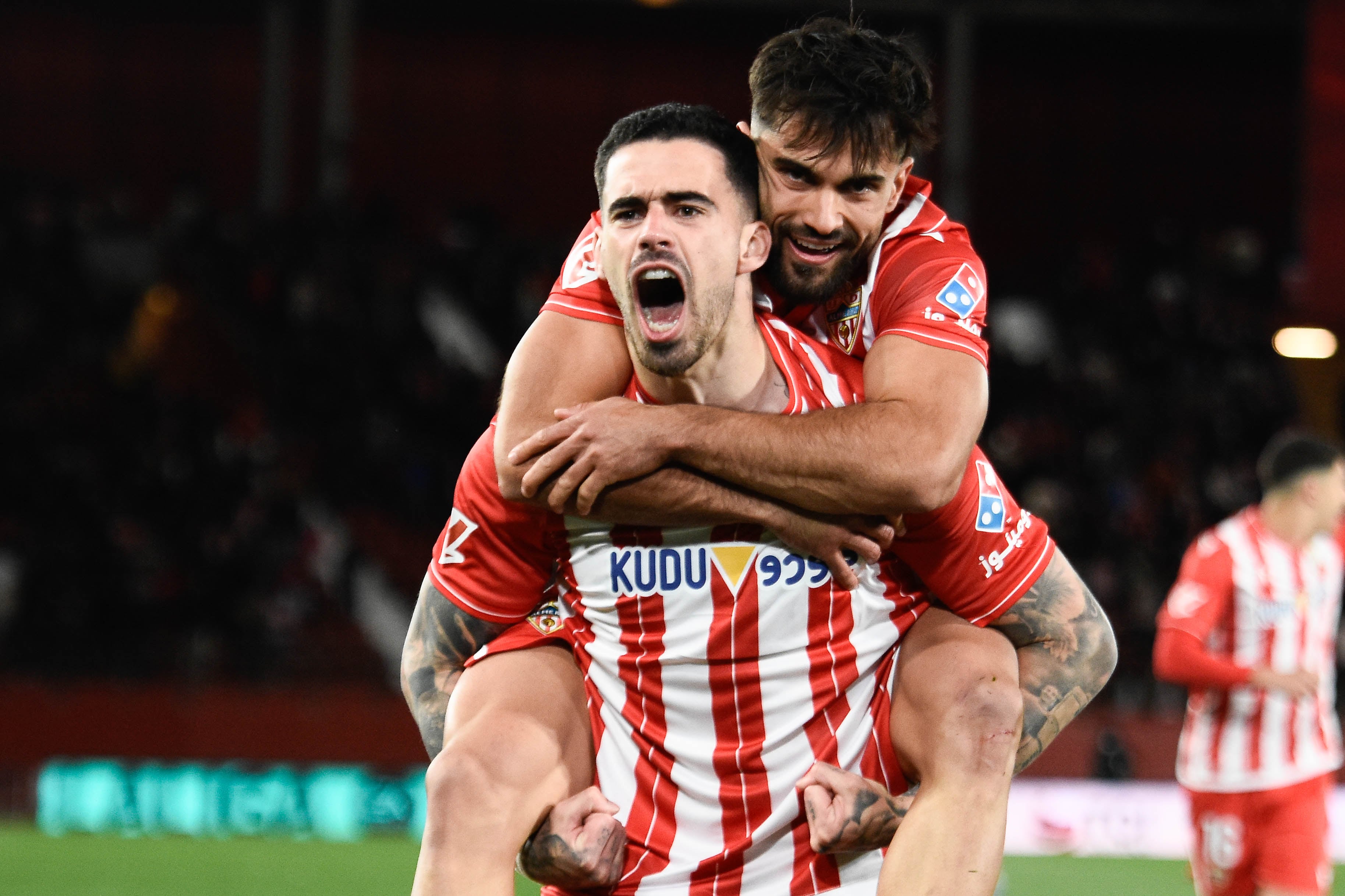 Miguel celebra con Arnau Puigmal su gol al Sanse.