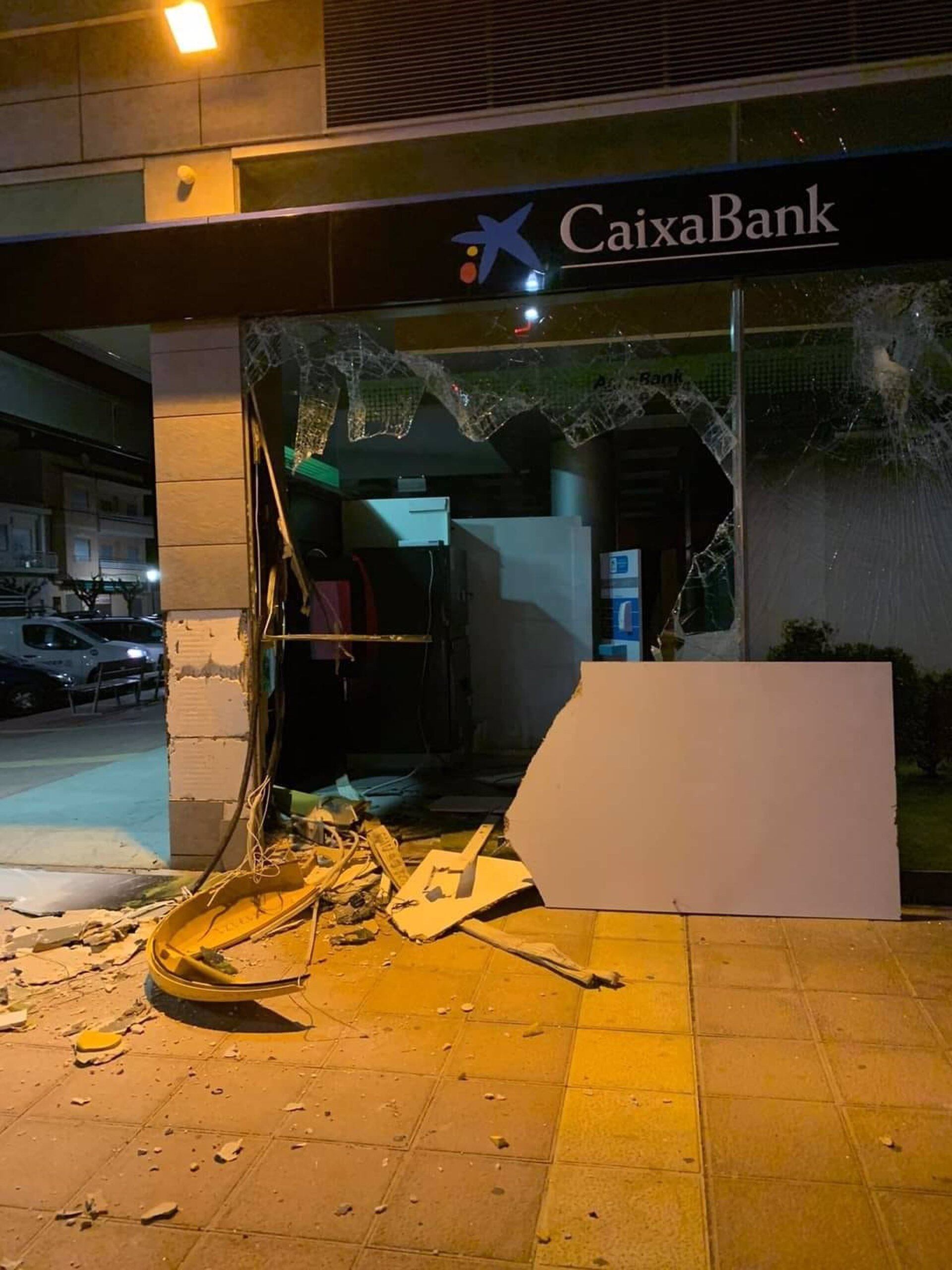 Roban el cajero de una sucursal en Librilla (Murcia) con un camión pluma sustraído en Crevillente (Alicante).
La Guardia Civil investiga el robo de un cajero automático de una sucursal bancaria de Librilla (Murcia), después de que esta madrugada lo sustrajeran ayudándose de un camión pluma que figuraba como robado en Crevillente (Alicante), según han informado a Europa Press fuentes policiales.
ESPAÑA EUROPA MURCIA SOCIEDAD
POLICÍA LOCAL DE LIBRILLA