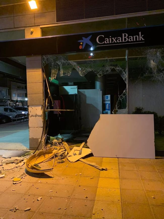 Roban el cajero de una sucursal en Librilla (Murcia) con un camión pluma sustraído en Crevillente (Alicante).
La Guardia Civil investiga el robo de un cajero automático de una sucursal bancaria de Librilla (Murcia), después de que esta madrugada lo sustrajeran ayudándose de un camión pluma que figuraba como robado en Crevillente (Alicante), según han informado a Europa Press fuentes policiales.
ESPAÑA EUROPA MURCIA SOCIEDAD
POLICÍA LOCAL DE LIBRILLA