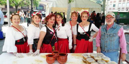 Mujeres de Santa Águeda y Santos Espejo, repartiendo el guiso