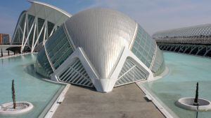 Una de las obras emblemáticas de Santiago Calatrava que cuadriplicó su presupuesto inicial.