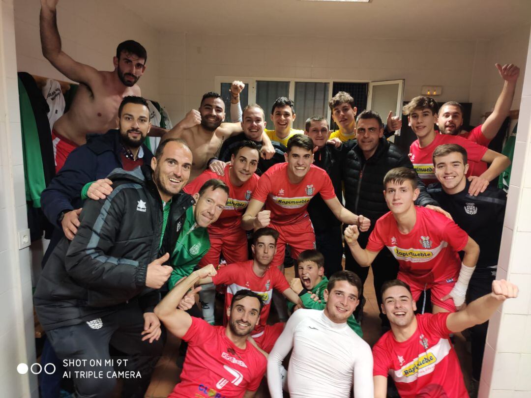 La plantilla del Úbeda Viva celebra la victoria ante el Ibros en el vestuario