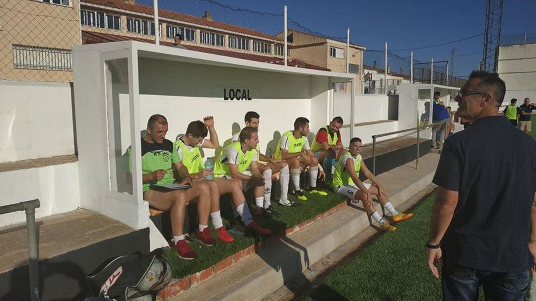 Juan Ramón Sáiz junto al banquillo durante un partido. 