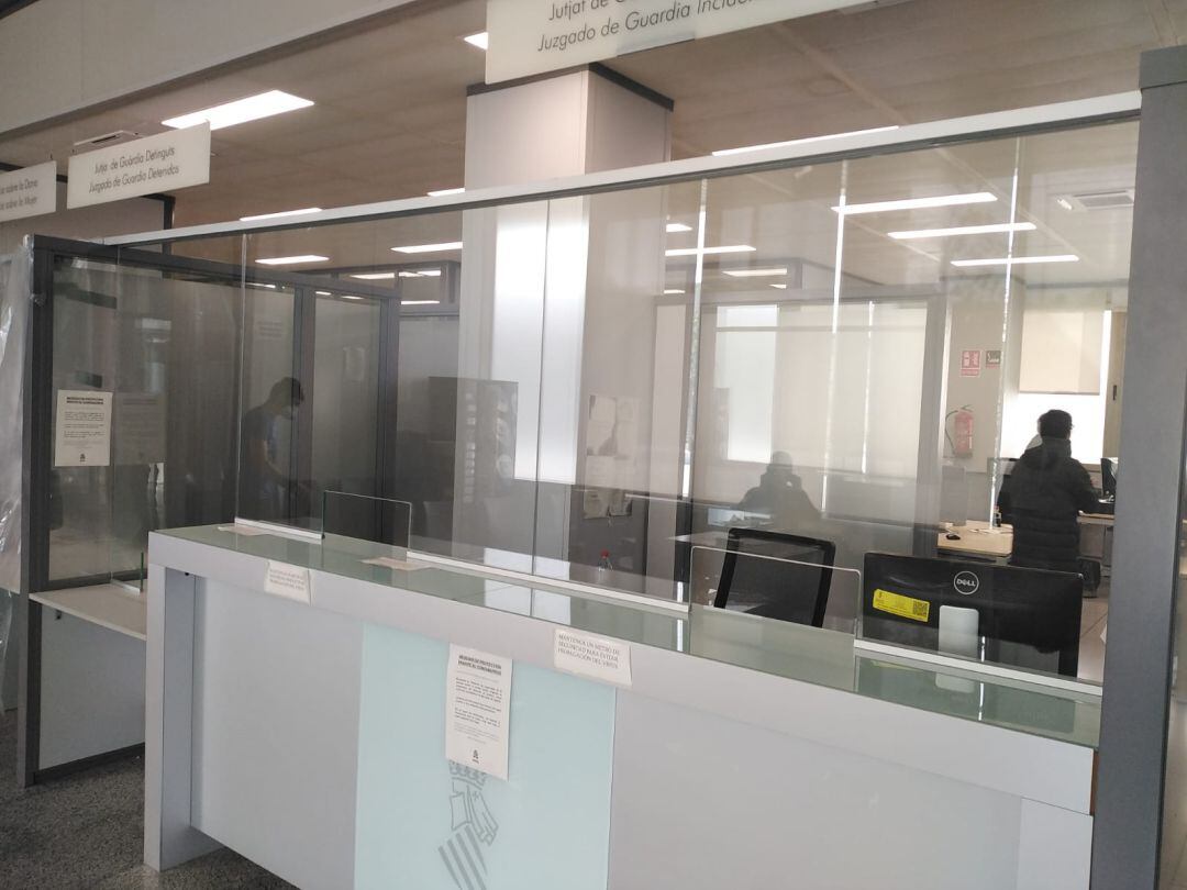 Mamparas de plástico que se están instalando en los Juzgados de la Comunitat Valenciana 