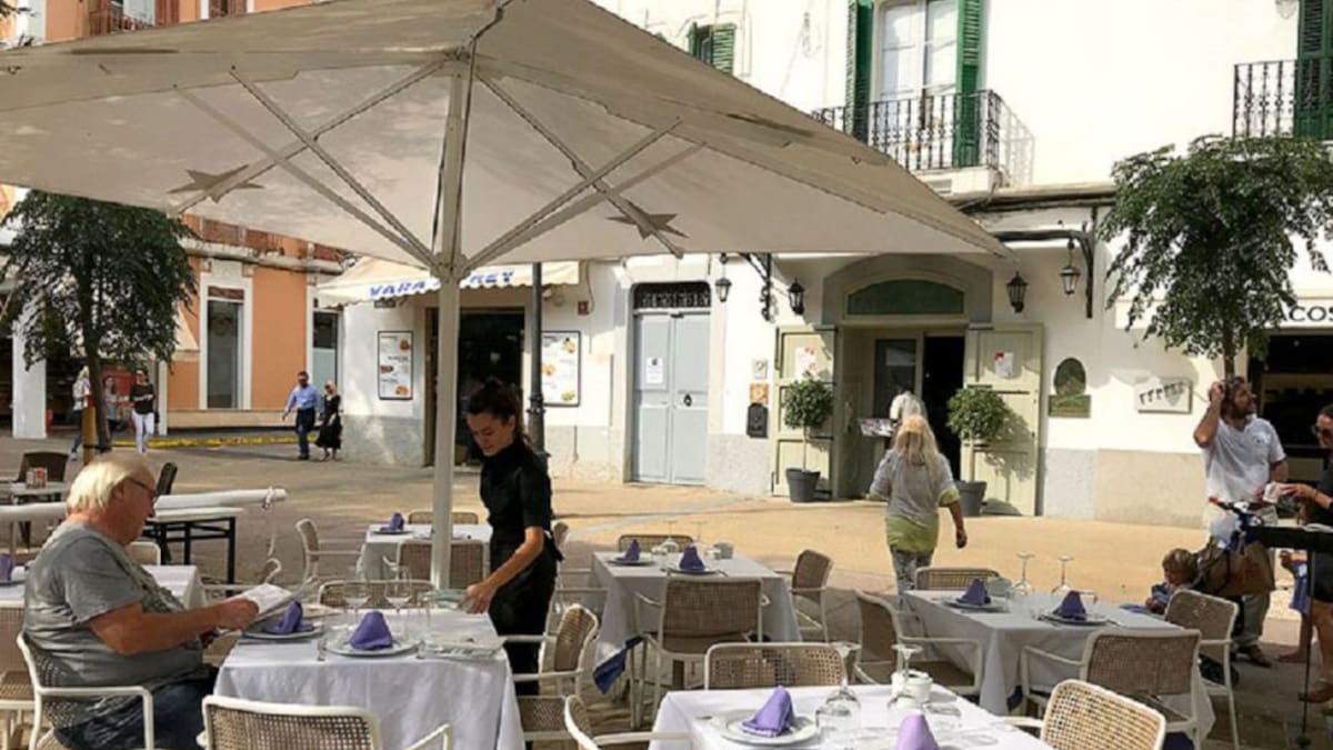 Ibiza rebaja la tasa de ocupación de vía pública a 134 locales por abrir 9 meses al año