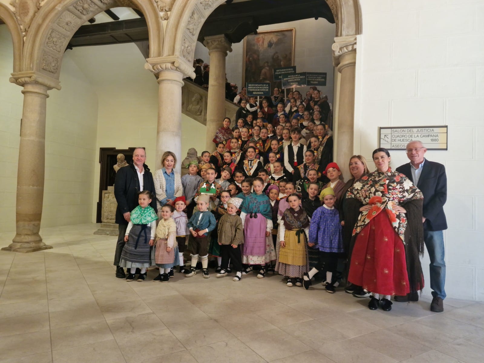 Participantes en el encuentro de Escuelas de Jota, en la escalera del  Ayuntamiento de Huesca