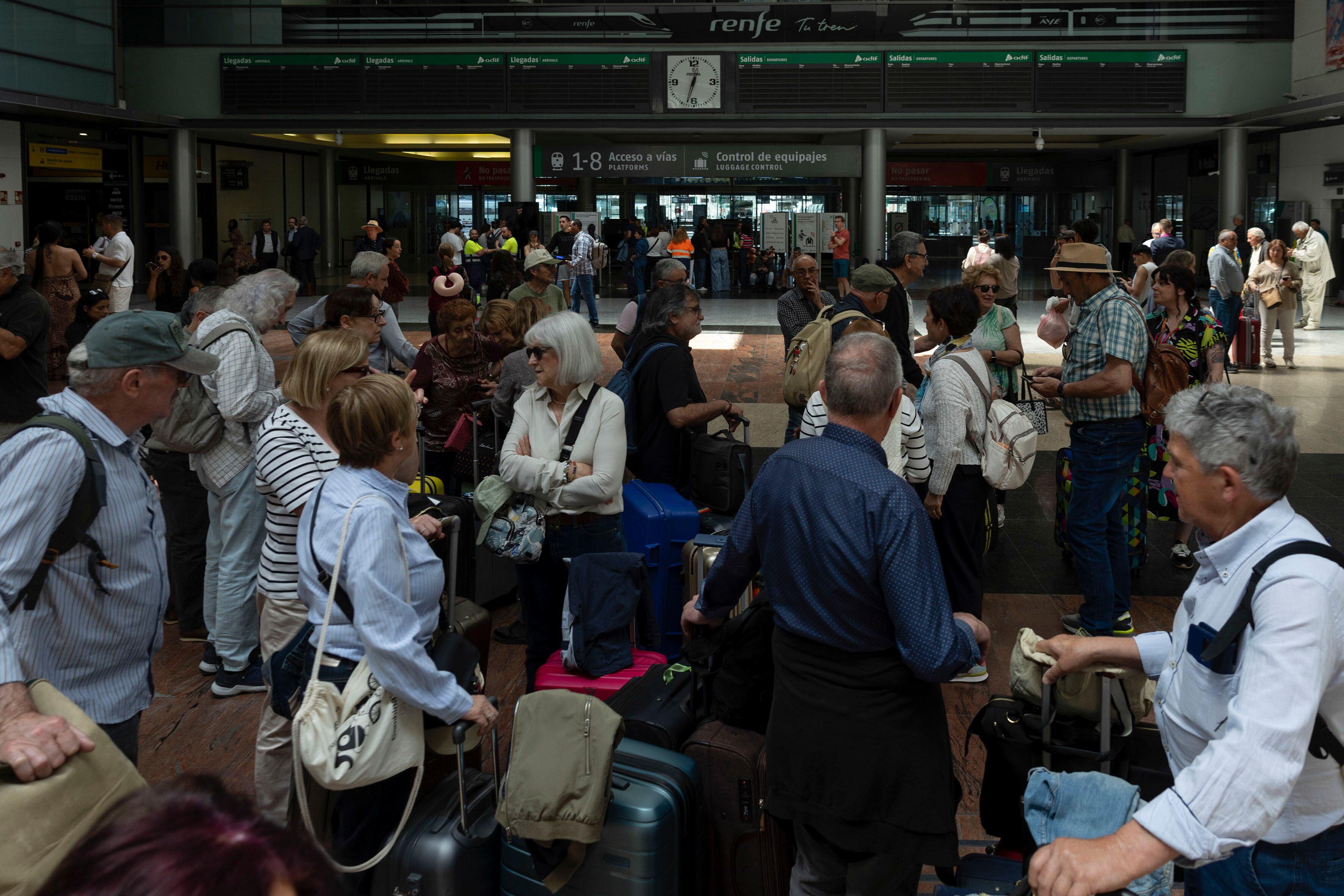 MÁLAGA, 28/04/2025.-Numerosas personas esperan el reinicio de la red eléctrica en la Estación María Zambrano en Málaga, durante la caída de la red eléctrica en toda la península.EFE/Jorge Zapata.