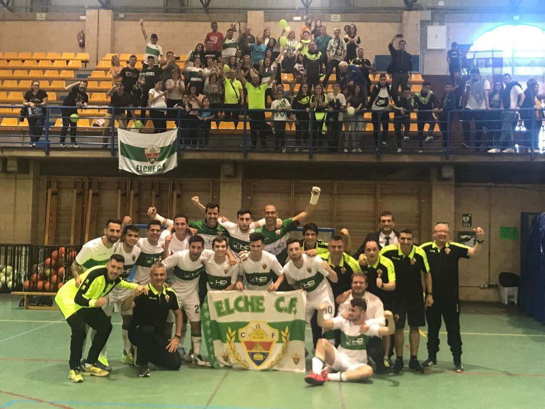 La plantilla del Elche CF Sala celebra con la afición la salvación en Manzanares