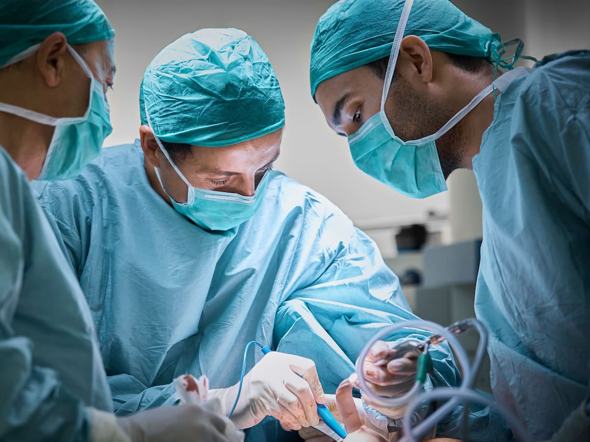 Del olor a heces al torrezno: así identifican los cirujanos lo que ocurre dentro del cuerpo durante una operación