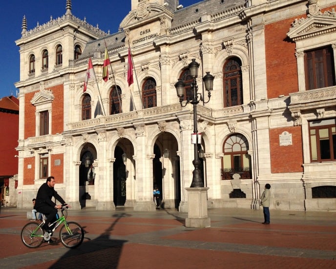 Oscar Puente se dirige en bicicleta hacia el Ayuntamiento de Valladolid