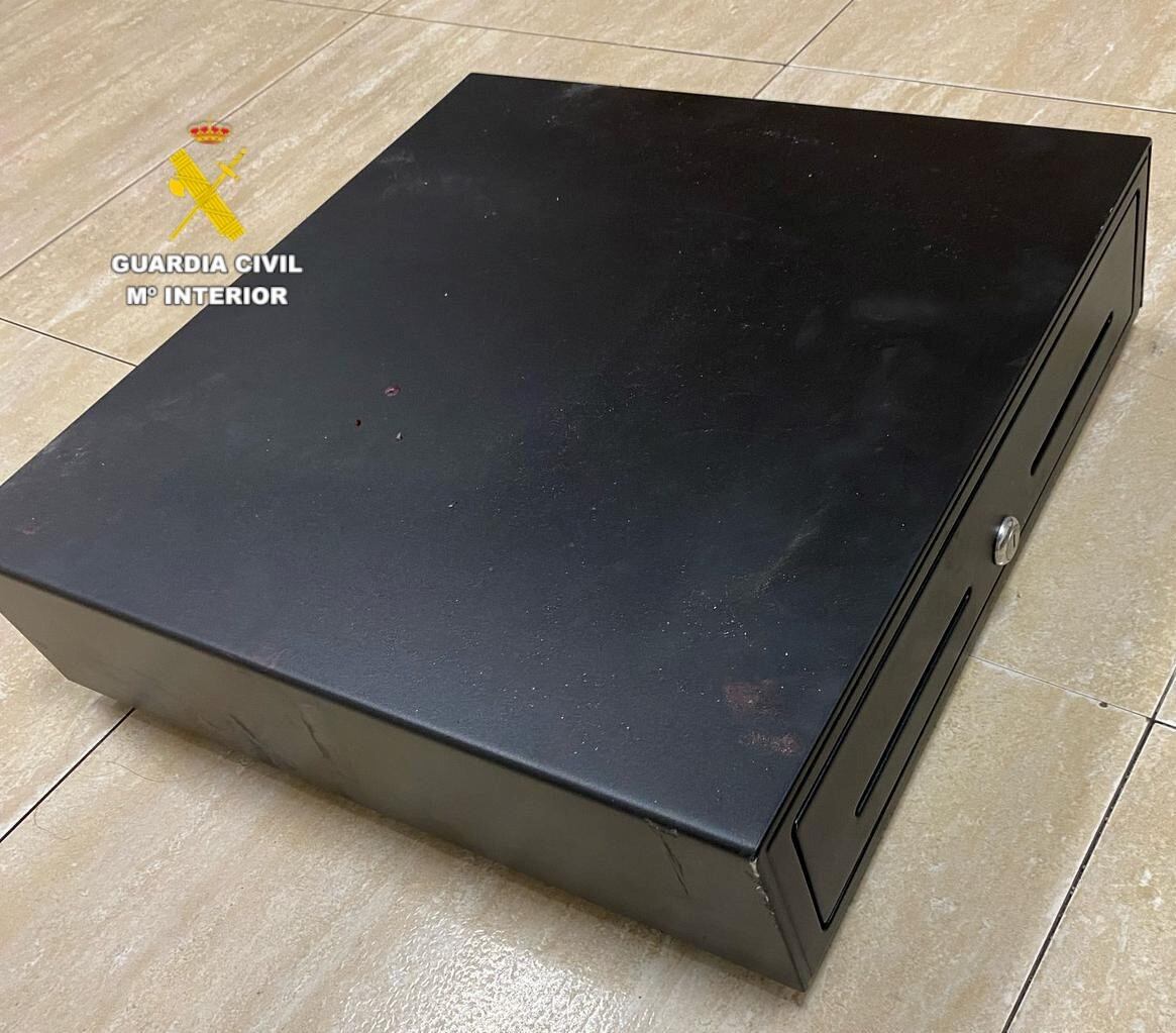 La caja registradora con la que huyó el presunto ladrón tras el robo en una cafetería en Almassora