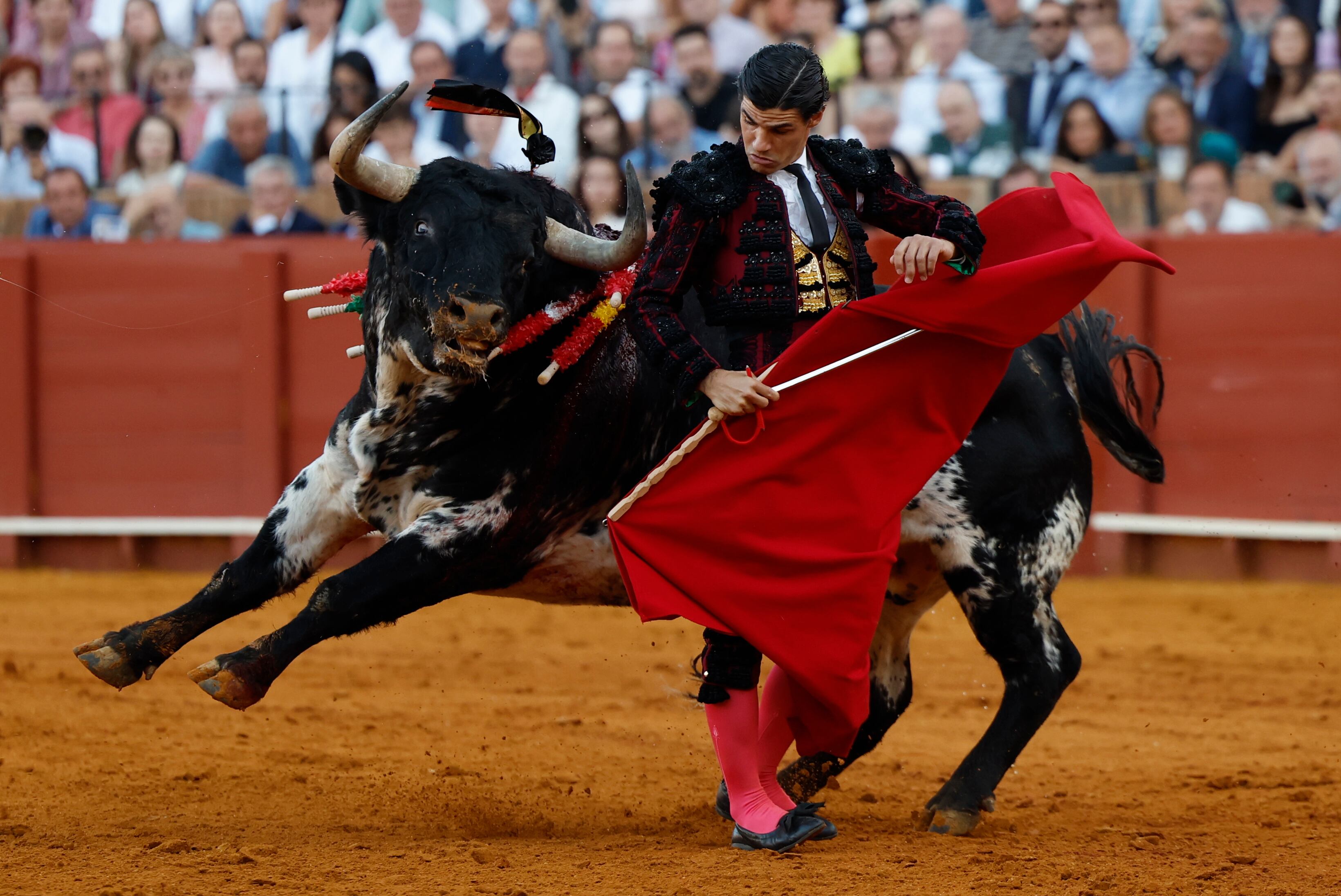 SEVILLA, 26/09/2025.- El diestro Pablo Aguado en su faena durante la Feria de San Miguel que se celebra hoy viernes en la plaza de toros La Maestranza, en Sevilla. EFE / Julio Muñoz.
