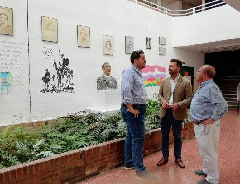 El alcalde de Maracena, Noel López (c), visita uno de los centros escolares del municipio